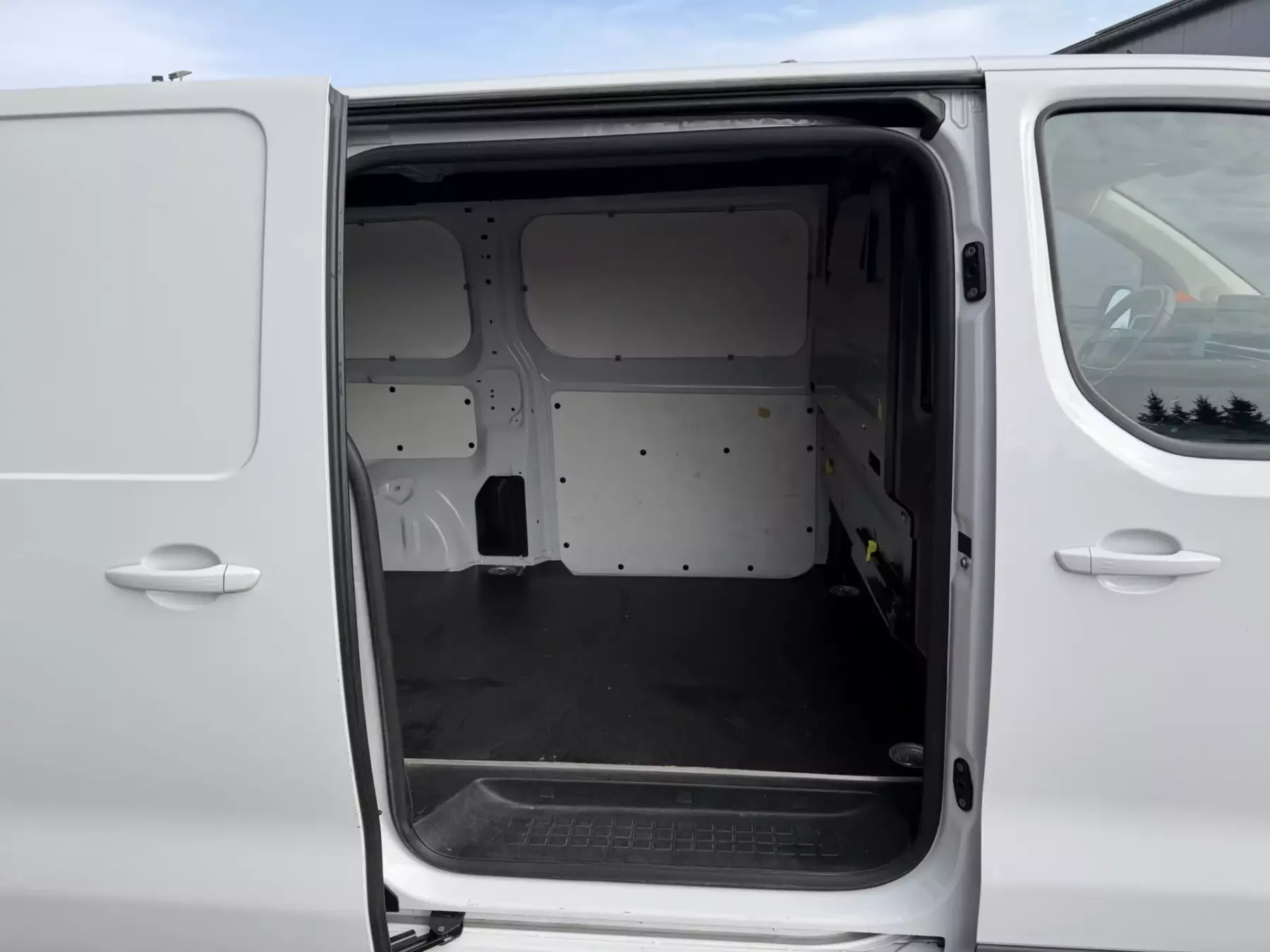 11324 Peugeot Expert 145PS Mietwagen