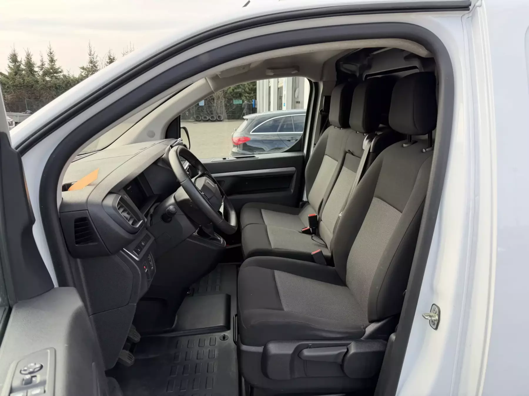 11324 Peugeot Expert 145PS Mietwagen 