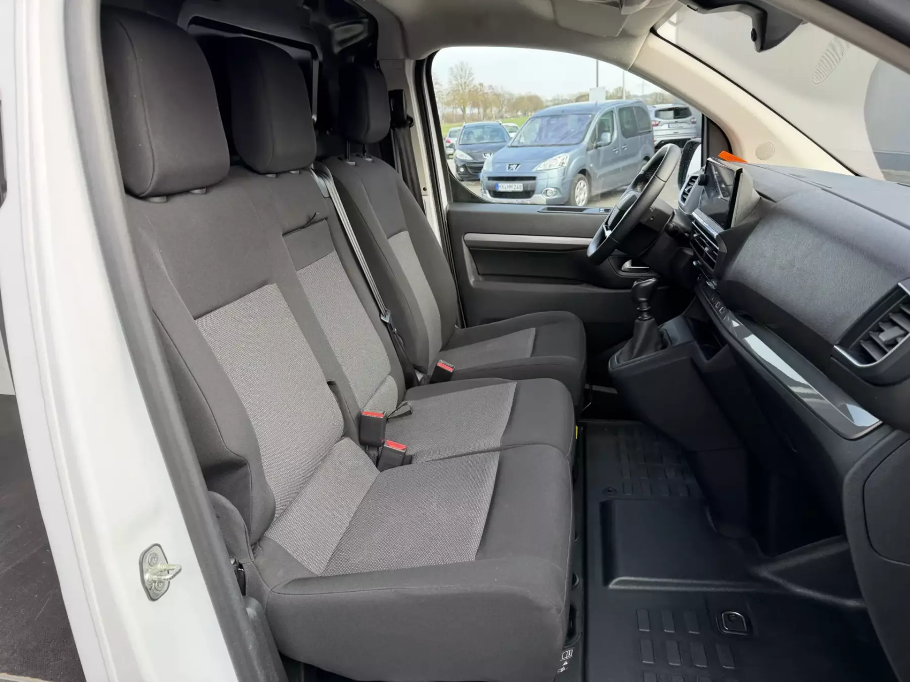 11324 Peugeot Expert 145PS Mietwagen